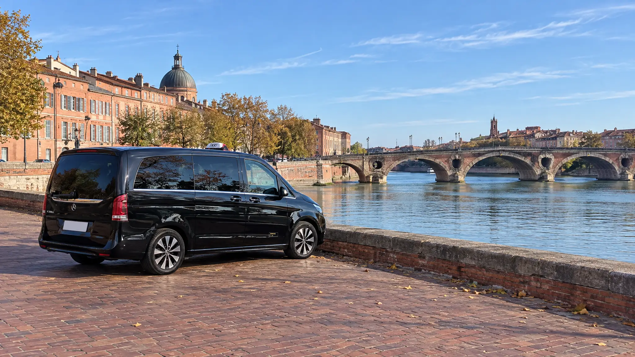 La Classe V de VK Taxi sur le quai de brique de la Garonne à Toulouse, le Pont-Neuf et le dôme de la Grave derrière