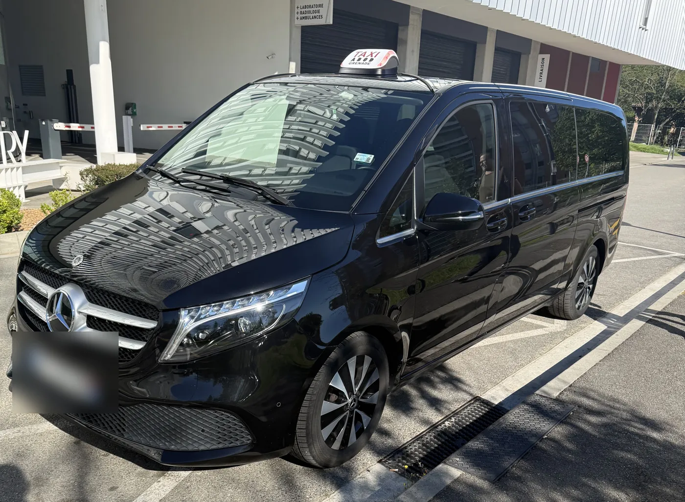 Le Mercedes Classe V noir de VK Taxi et Services, lumineux TAXI sur le toit, vu de trois quarts avant