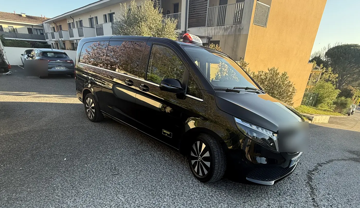 La Mercedes Classe V noire de VK Taxi et Services vue de profil, version longue, portes coulissantes